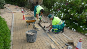 Dos trabajadores rehabilitando el pavimento