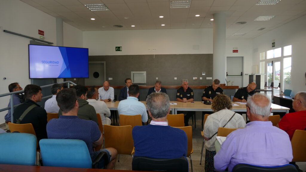 EUC y Policía Nacional convocan a los comercios y empresarios de Costa Ballena para hablar de la seguridad de este verano EUC y Policía Nacional convocan a los comercios y empresarios de Costa Ballena para hablar de la seguridad de este verano