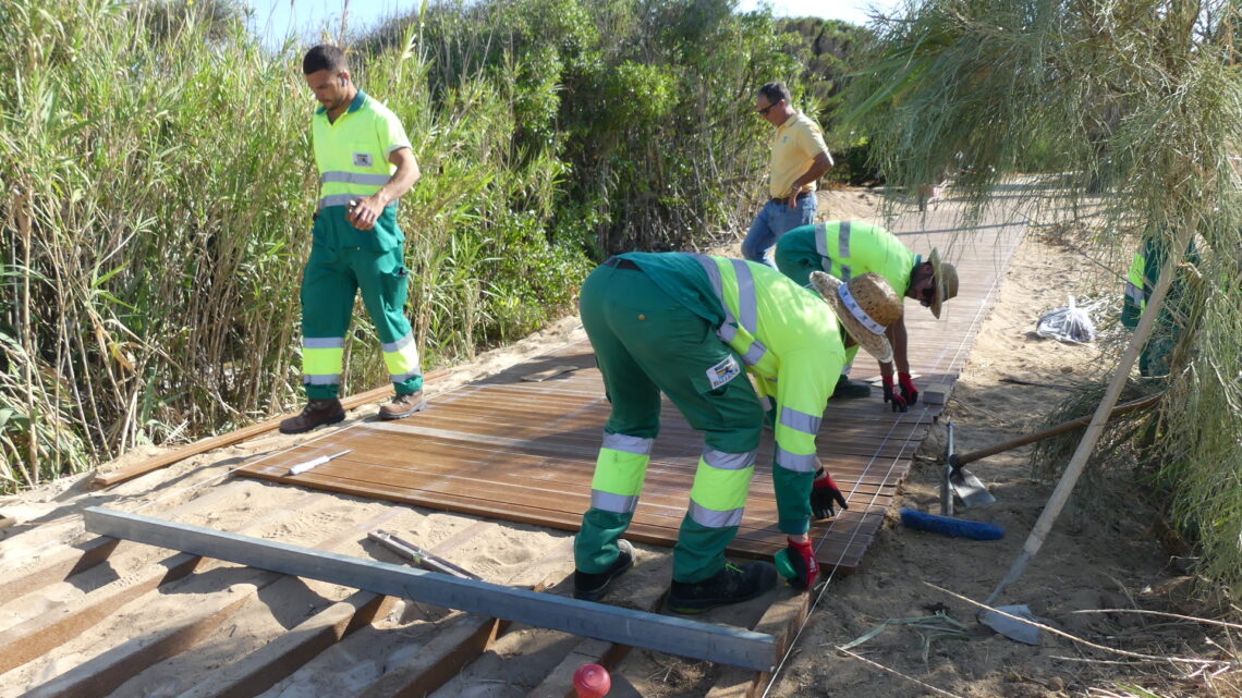 La mejora de la accesibilidad continúa con las nuevas pasarelas de acceso a la playa La mejora de la accesibilidad continúa con las nuevas pasarelas de acceso a la playa