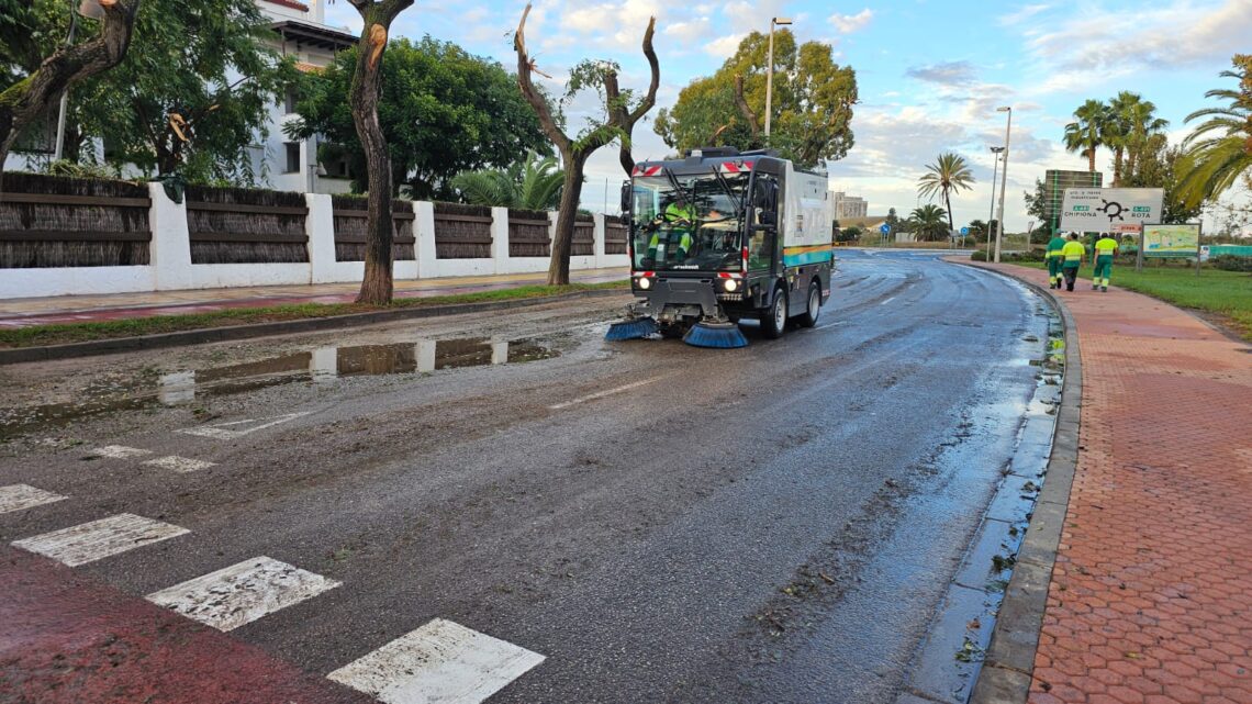 La EUC trabajó intensamente para devolver la normalidad a la avenida Carla de Orleans tras el paso de la manga marina La EUC trabajó intensamente para devolver la normalidad a la avenida Carla de Orleans tras el paso de la manga marina