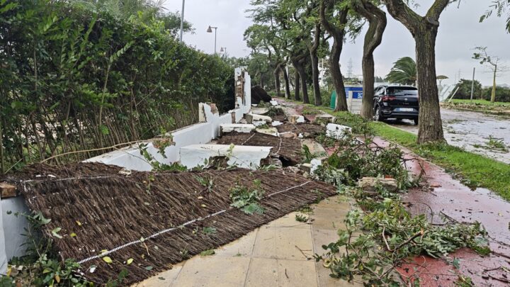 Una manga marina pasa por Costa Ballena y deja destrozos en la avenida Carla de Orleans