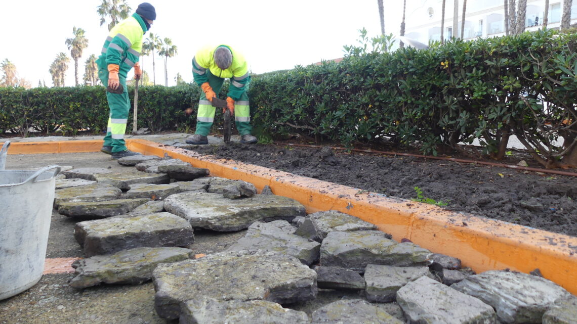 Reparación de la solería de piedra en la mediana de la avenida Juan Carlos I