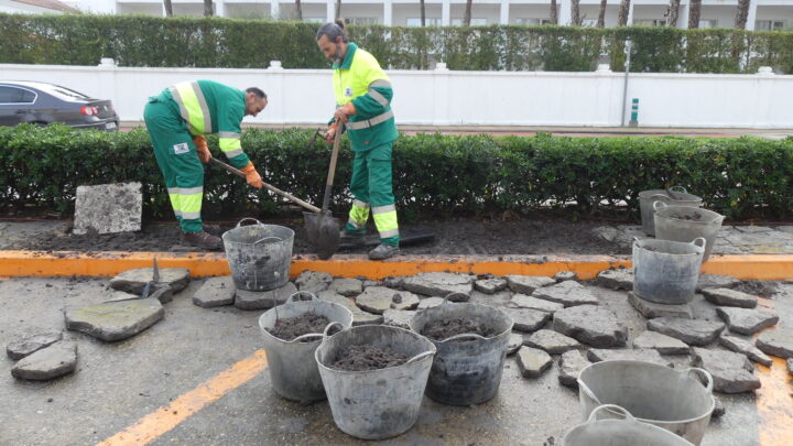 Los trabajos de recolocación de la solería de piedra en Juan Carlos I continúan
