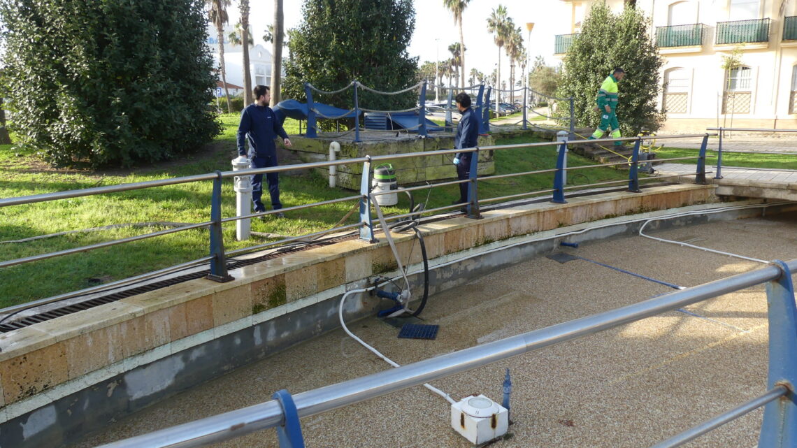 La EUC desinfecta la fuente de la plaza Virgen del Carmen para el control de la Legionella