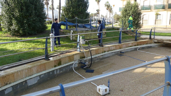 La EUC desinfecta la fuente de la plaza Virgen del Carmen para el control de la Legionella