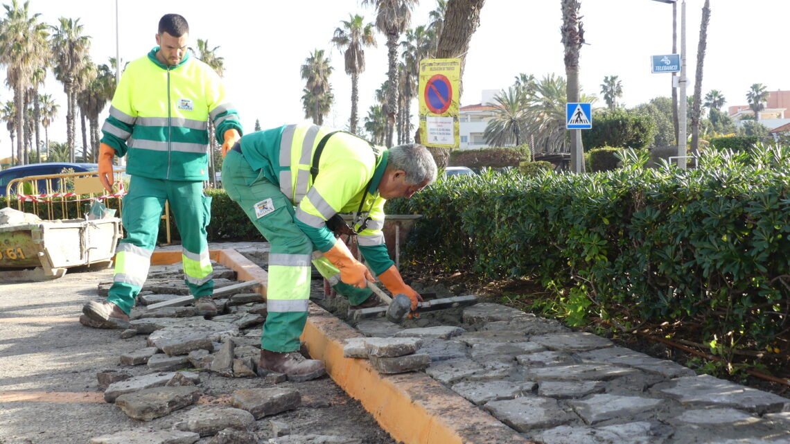 Avanzan los trabajos de reparación de la solería de piedra en Juan Carlos I