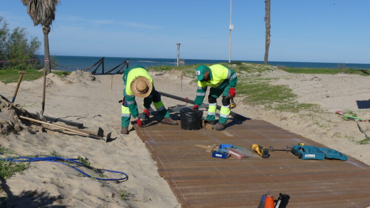 La EUC retoma la sustitución de las pasarelas de acceso a la playa