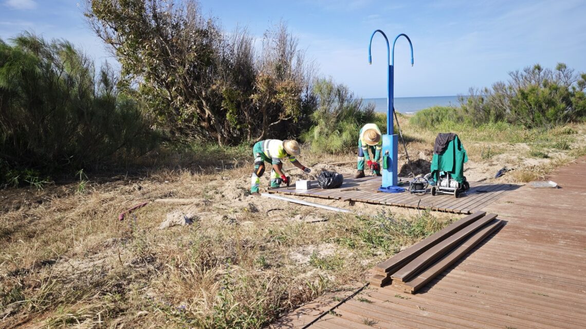 Sustitución de las tarimas de las duchas en los accesos a la playa