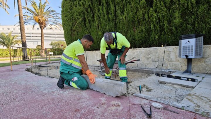 Reparación de un tramo de acerado de la avenida Juan Carlos I por hundimiento