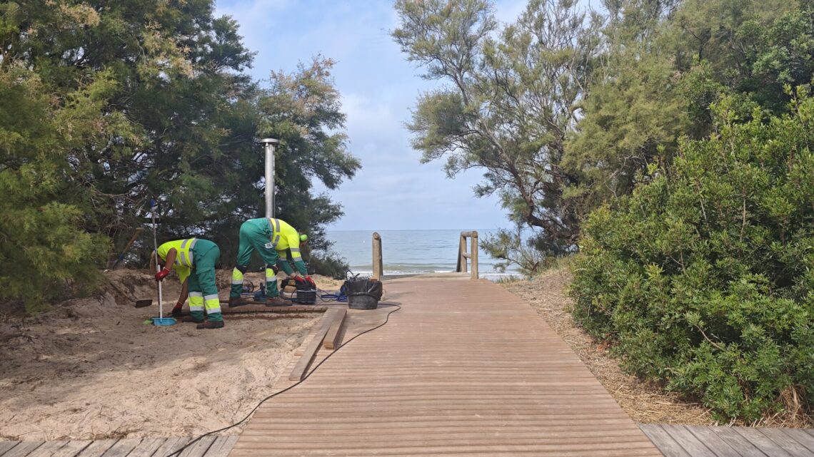 La EUC sustituye nuevas tarimas de duchas de los accesos a la playa