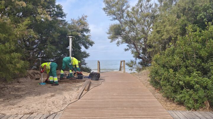 La EUC sustituye nuevas tarimas de duchas de los accesos a la playa
