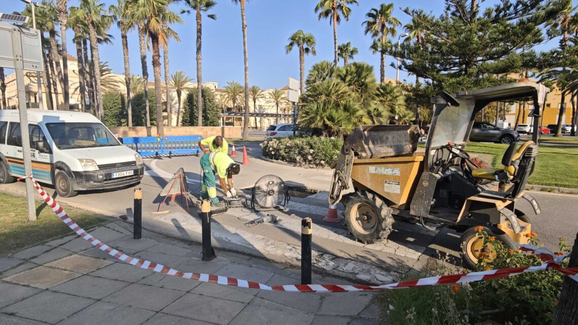 Rápida respuesta para la reparación de un socavón en la avenida Juan Carlos I