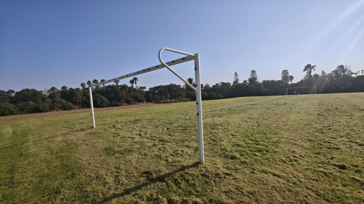 Apertura del campo de fútbol tras la resiembra del césped natural