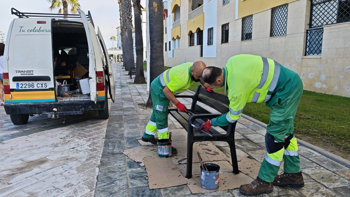 El 50% de los bancos de Costa Ballena ya están pintados