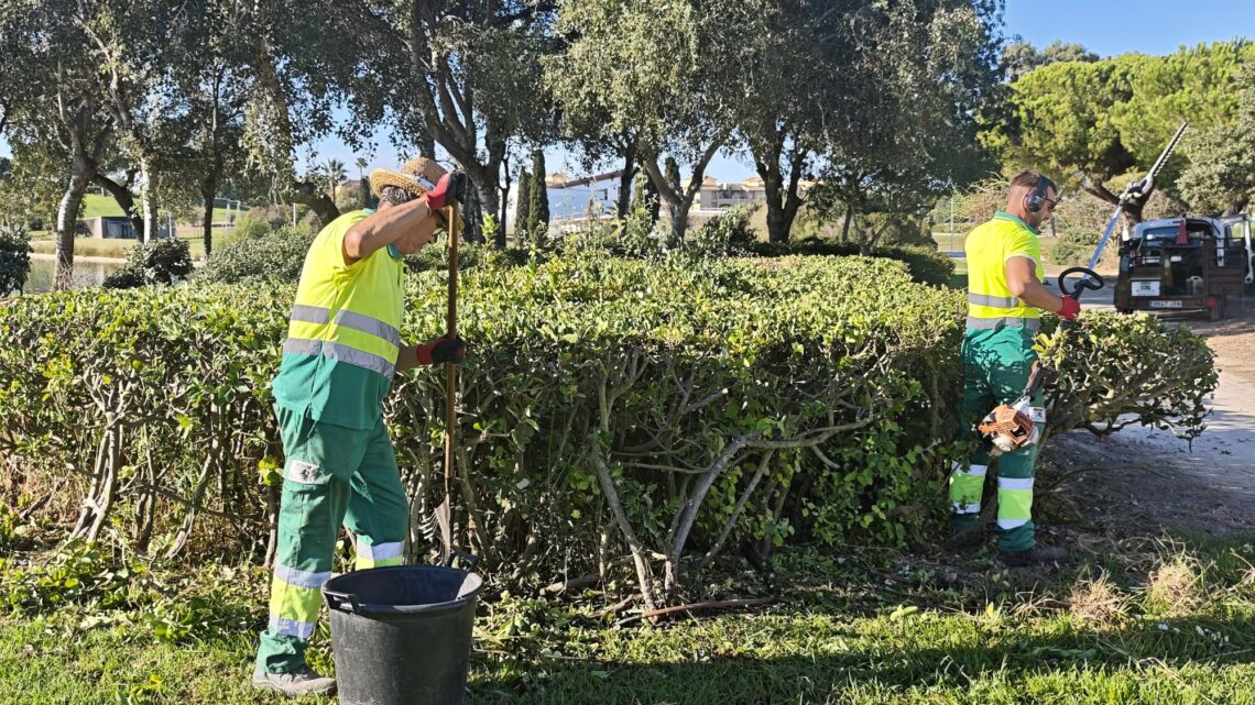 Las labores de jardinería continúan por el Parque de Los Lagos y la avenida Carla de Orleans