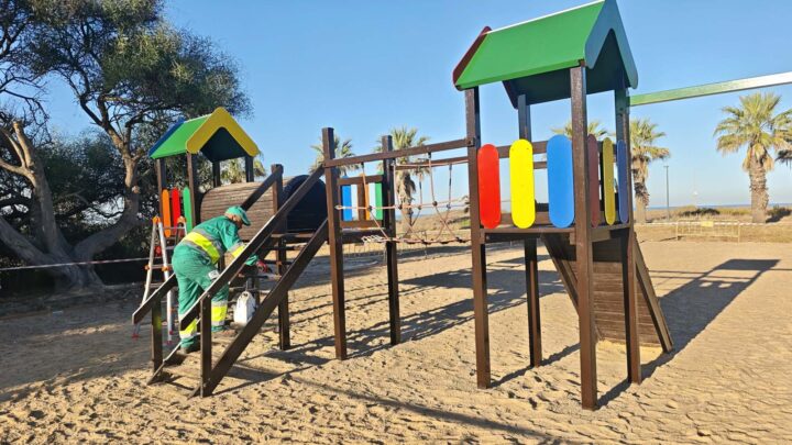 Avanzan los trabajos de rehabilitación de los juegos infantiles Nuevo Oasis
