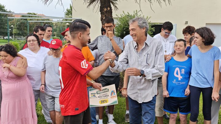 La EUC entrega al Centro «Pilar Varo» de Afanas los fondos recaudados en la VIII Carrera Nocturna de Costa Ballena
